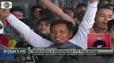 Suporter Indonesia penuhi Stadion Shah Alam Malaysia untuk mendapatkan tiket masuk stadion dan memberi dukungan ke Timnas U-22 di semifinal.