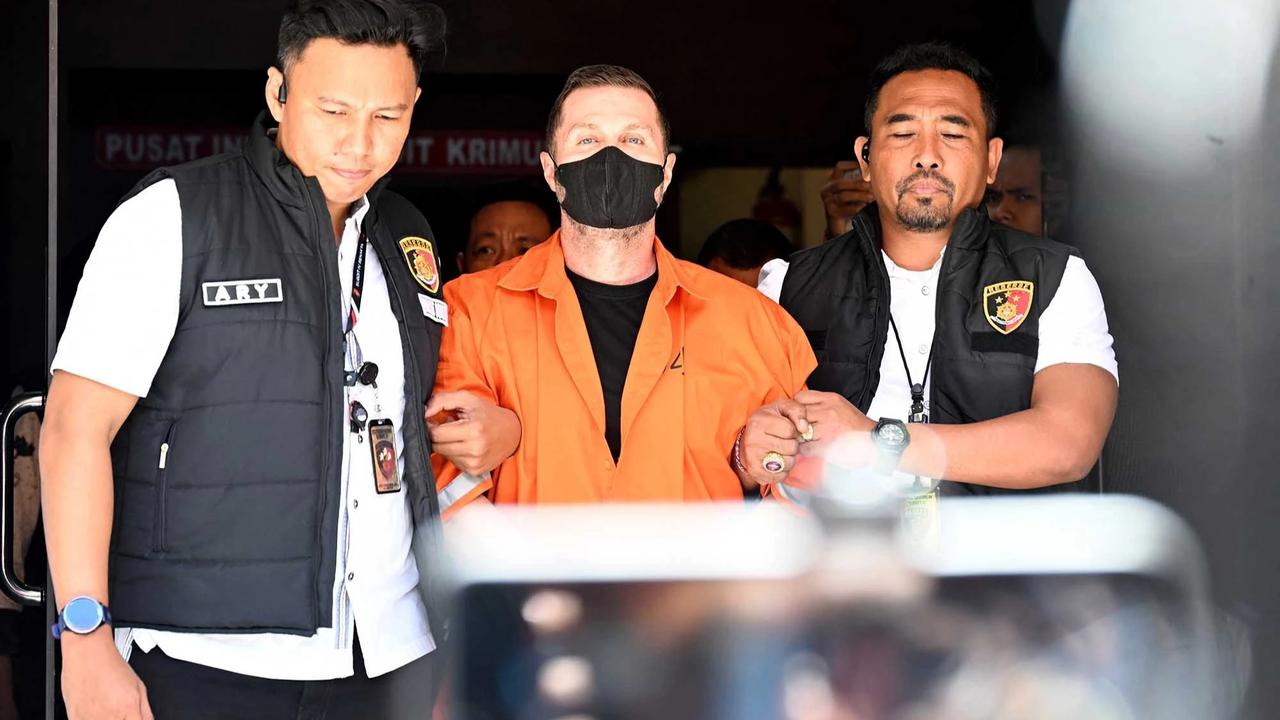 FOTO: Polri Amankan Buronan Internasional Sindikat Narkoba di Bandara Bali