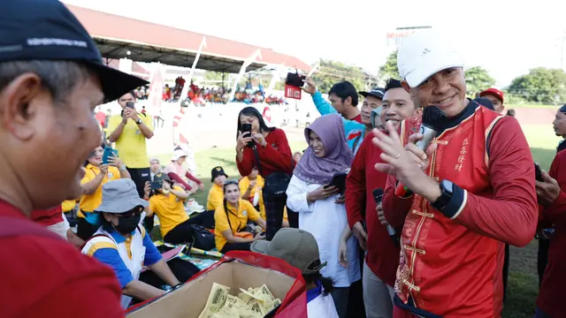 Gubernur Jawa Tengah Ganjar Pranowo mengikuti jalan sehat kerukunan yang diselenggarakan Kanwil Kemenag Jawa Tengah.