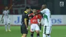 Pemain PS TNI, Franklin Anzite Touadere (kanan) melakukan protes kepada wasit Alireza Faghani saat melawan Persija pada lanjutan Liga 1 Indonesia di Stadion Patriot Candrabhaga, Bekasi, Sabtu (30/9). Persija menang 4-1. (Liputan6.com/Helmi Fithriansyah)