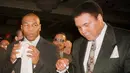 Mantan petinju, Muhammad Ali saat menghadiri acara ulang tahun bersama Mike Tyson di Las Vegas , Nevada, 7 Januari 1999. Ali hingga kini masih dianggap sebagai petinju kelas berat terhebat sepanjang sejarah. (REUTERS/Teddy Blackburn)