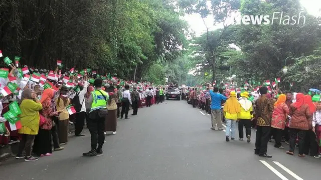 Ribuan warga Bogor mulai memadati jalanan sekitar Istana Bogor. Mereka bersiap menyambut kedatangan Raja Salman. Mereka yang tumpah ruah di jalan adalah siswa dan masyarakat Bogor.