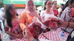 Warga tengah membeli daging murah di Jakarta, Minggu (21/2). Kementerian Pertanian (Kementan) bersama PT Berdikari (Persero) menggelar operasi pasar dengan penjualan paket daging sapi lokal terjangkau. (Liputan6.com/Angga Yuniar)