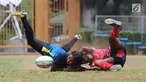 Pemain Rugby putri Papua dan DIY Yogyakarta berebut bola pada Kejurnas Rugby 7's di GOR Soemantri Brodjonegoro, Jakarta, Rabu (25/10). Ajang ini merupakan seleksi jelang Asian Games 2018 dan menguji kesiapan panitia. (Liputan6.com/Helmi Fithriansyah)