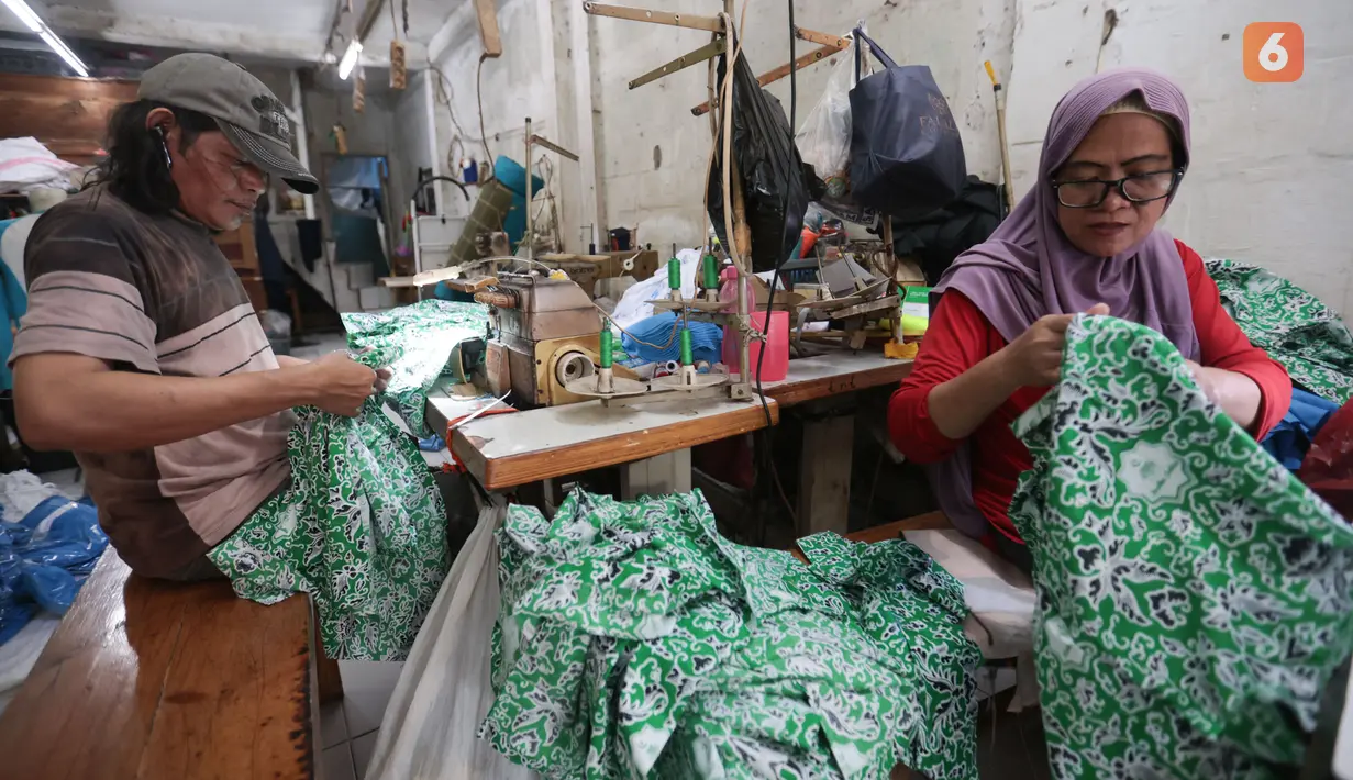 Pelaku UMKM binaan Dinas Koperasi, menyelesaikan produksi seragam sekolah di kawasan PIK Pulogadung, Jakarta, Jumat (3/7/2026). Permintaan seragam meningkat hingga kapasitas produksi mencapai 1.000 potong untuk berbagai pesanan. (Kapanlagi.com/Budy Santoso)