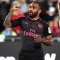 Penyerang baru Arsenal, Alexandre Lacazette melakukan selebrasi usai mencetak gol ke gawang Sydney FC pada pertandingan persahabatan di Sydney, Australia (13/7). Ini merupakan gol perdananya berkostum Arsenal. (AFP Photo/William West)