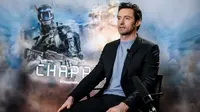 Di Chappie, selain memakai aksen Australia, Hugh Jackman bercelana pendek warna khaki serta bergaya rambut mullet.