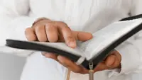 7 Ayat Al-Qur'an tentang Pentingnya Menjaga Silaturahmi, Simak Penjelasan Ulama