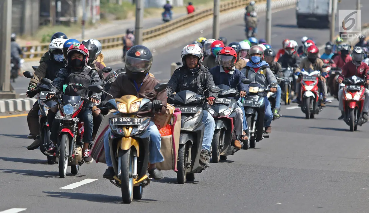Pemudik sepeda motor melintas di Jalur Pantura, Jawa Barat, Minggu (2/6/2019). Sejumlah pemudik sepeda motor terpantau mengabaikan keselamatan dengan membawa barang bawaan dan penumpang melebihi kapasitas. (Liputan6.com/Herman Zakharia)