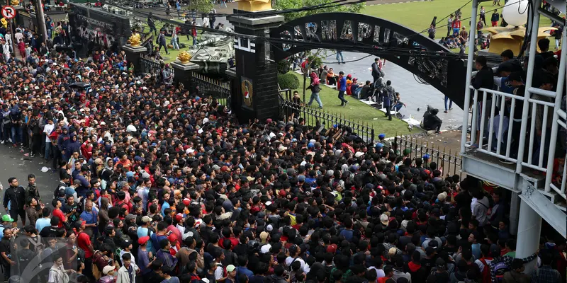 20161213-Antrean Tiket Piala AFF di Depan Stasiun Gambir-Jakarta