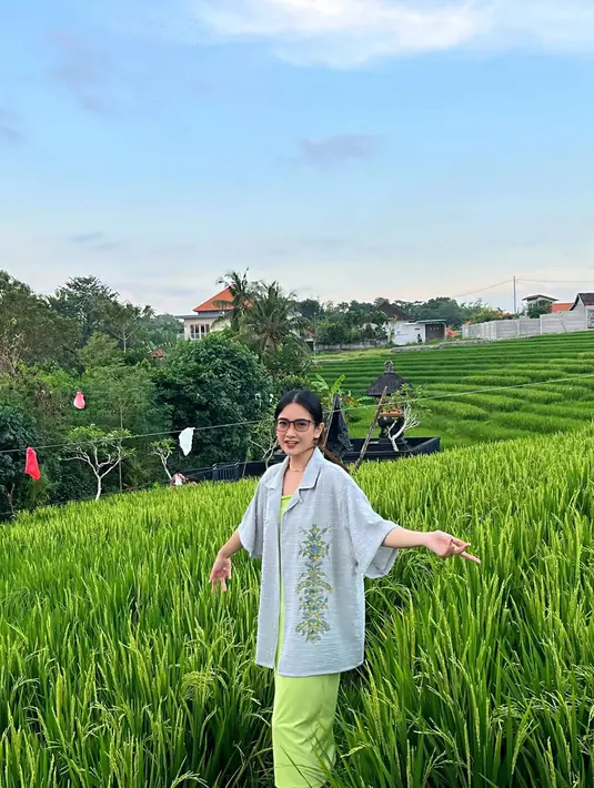 Sebagai seorang selebriti, Nadya Arina sampai saat ini cukup tertutup soal hubungan asmara. Namun kabarnya, sampai saat ini ia sudah memiliki seorang kekasih meski jarang mengumbar kemesraannya dalam media sosial. Dalam beberapa waktu belakangan ini ia memang cukup sibuk dalam menjalani syuting untuk film, serial hingga sinetron Ikatan Cinta. (Liputan6.com/IG/@nadyaarina)