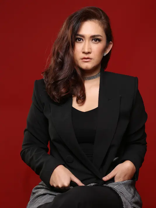 "Oh my God hahaha, buset deh yaampun. Kalau David kan temen aku dari jaman SMA dulu di Bandung, sering nontonin dia main band. Pure temen, enggak ada apa-apa," ujar Naffa Urbach sembari tertawa. (Febio Hernanto/Bintang.com)