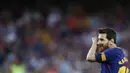 Ekspresi Lionel Messi, saat timnya melawan Real Betis pada laga La Liga Spanyol di Camp Nou stadium, Barcelona, (20/8/2017). Barcelona menang 2-0. (AP/Manu Fernandez)