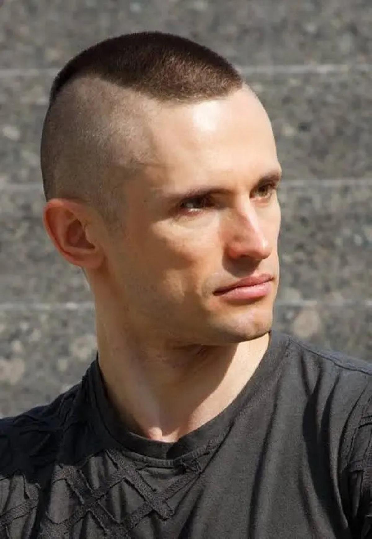 Inspirasi Model Rambut Pendek Pria 2024, Gaya Buzz Cut hingga Layered Undercut yang Stylish