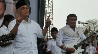 Rhoma Irama menggoyang warga Serang, Banten, dalam kampanye bersama Hatta Rajasa di Stadion Maulana Yusuf, Kamis (5/6/2014) (Liputan6.com/Johan Tallo).