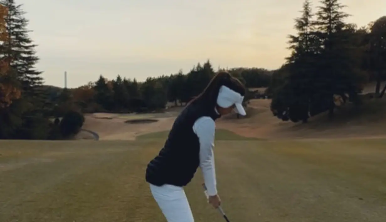 Dengan outfit simple, Azizah Salsha tampil dengan gaya layaknya old money saat main golf [@azizahsalsha_]