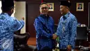 Ketua MPR Zulkifli Hasan berjabat tangan dengan Ketua Umum Dewan Pimpinan Korpri Nasional (Korpri), Zudan Arif Fakrulloh di Komplek Parlemen, Jakarta, Selasa (9/8). (Liputan6.com/Johan Tallo)