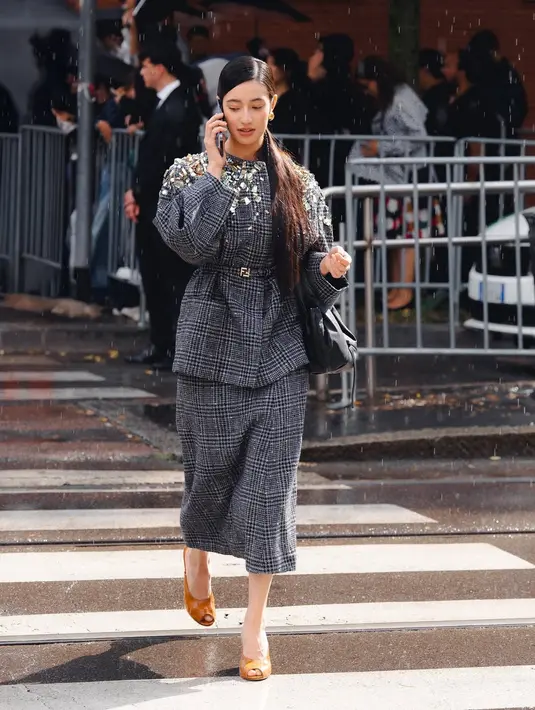 Ameera Khas hadir dengan setelan blouse kotak-kotak berlengan lebar seharga Rp190jutaan. Dipadu dengan rok midi yang serasi seharga Rp25jutaan [@littlemisskhan]