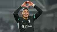 Pemain Liverpool, Darwin Nunez melakukan selebrasi setelah mencetak gol kemenangan dalam laga lanjutan Liga Inggris 2024/2025 melawan Brentford di Gtech Community Stadium, London, Inggris, Minggu (19/01/2025) WIB. (AP Photo/Kirsty Wigglesworth)