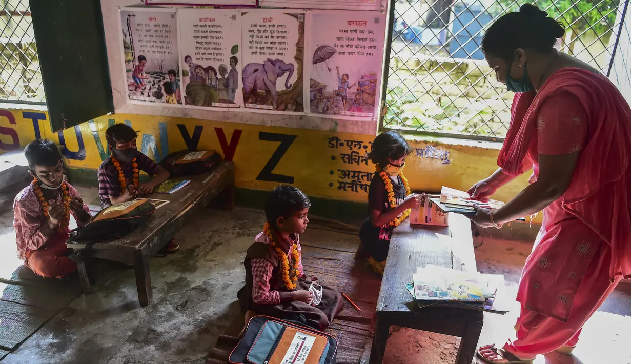 Siswa menghadiri kelas di sebuah sekolah di Allahabad, India, Rabu (1/9/2021). Pemerintah negara bagian melonggarkan lockdown COVID-19 untuk lembaga pendidikan yang memungkinkan siswa menghadiri sekolah tatap muka dengan 50 persen kapasitas. (SANJAY KANOJIA/AFP)