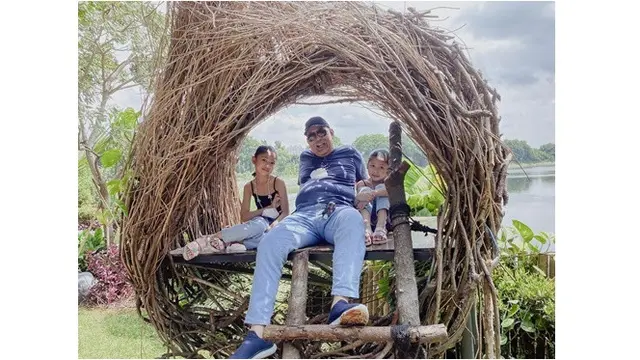 Jadi Kakek Kesayangan, Ini 6 Potret Manis Indro Warkop saat Momong Cucu
