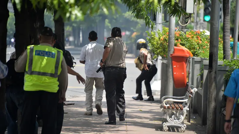 20160114-Aksi Menegangkan Polisi Baku Tembak Usai Ledakan Bom di Sarinah-Jakarta