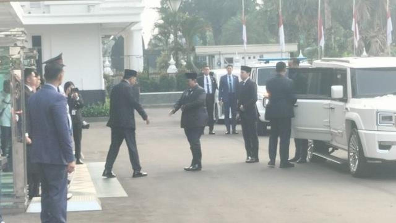 Prabowo Tiba di Lokasi Persemayaman Ryamizard Ryacudu, Beri Penghormatan Terakhir