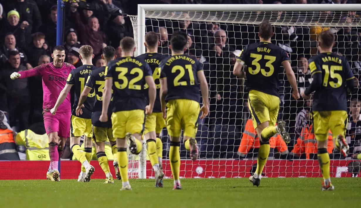 Kiper Newcastle, Marin Dubravka (kiri) melakukan selebrasi setelah menepis tendangan pemain Blackburn, Dominic Hyam pada babak adu penalti saat laga putaran kelima Piala FA 2023/2024 yang berlangsung di Ewood Park, Blackburn, Inggris, Rabu (28/02/2024) dini hari WIB. (AP Photo/Dave Thompson)
