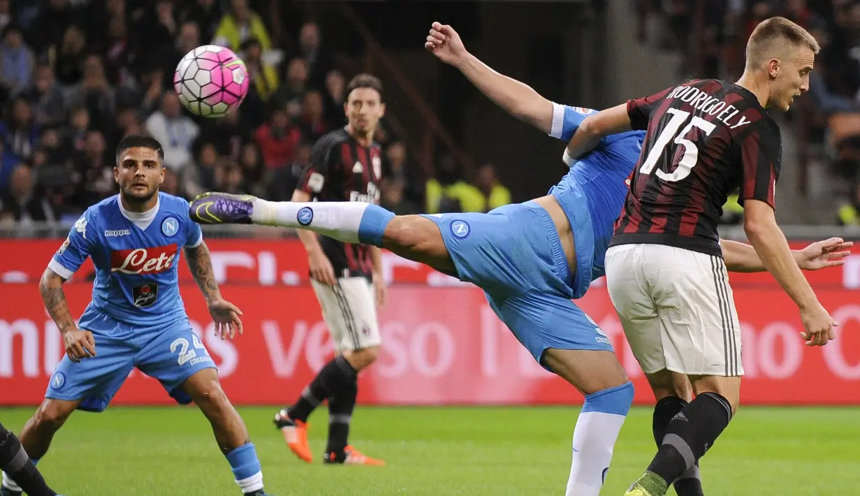 Pemain AC Milan Rodrigo Ely (kanan) berebut bola dengan pemain Napoli Gonzalo Higuain dalam lanjutan liga Italia Seri A di San Siro, Milan, Minggu (05/10/2015). (REUTERS/Giorgio Perottino)