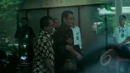 Mantan Wamenkumham, Denny Indrayana bersama Refly Harun (kanan) mendatangi Gedung KPK, Jakarta, Selasa (17/2/2015). Kedatangan mereka untuk membahas berbagai persoalan yang kini dihadapi KPK bersama pimpinan KPK. (Liputan6.com/Faisal R Syam)