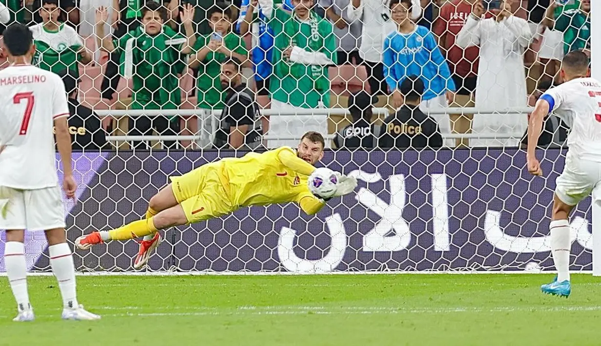 <p>Kiper Timnas Indonesia, Maarten Paes menepis tendangan penalti kapten Timnas Arab Saudi, Salem Aldawsari dalam laga putaran ketiga Kualifikasi Piala Dunia 2026 di King Abdullah Sports City Stadium, Jeddah, Jumat (6/9/2024) dini hari WIB. (Instagram/martenpaes)</p>