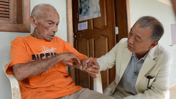 Yohei Sasakawa berinteraksi dengan pasien kusta di Brazil. (Foto: The Nippon Foundation/Natsuko Tominaga untuk Liputan6.com)