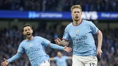 Pemain Manchester City Kevin De Bruyne (kanan) merayakan dengan Bernardo Silva setelah mencetak gol pembuka pada pertandingan sepak bola Liga Inggris antara Manchester City dan Arsenal di Etihad Stadium, Manchester, Inggris, Rabu (26/4/2023). (AP Photo/Dave Thompson)
