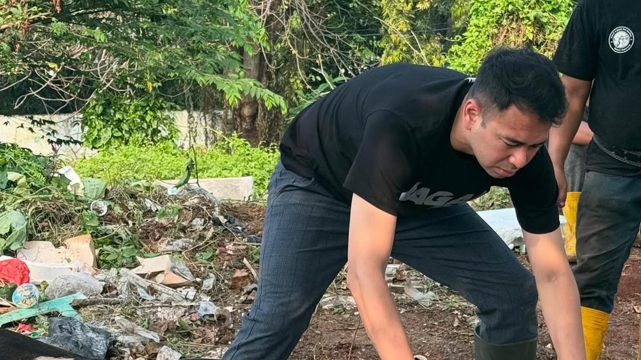 Potret Raffi Ahmad Potong Sapi Kurban Pakai Golok Khusus Bertuliskan Nama Sendiri