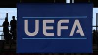 Bendera UEFA dipajang di tribun saat penonton menunggu dimulainya pertandingan sepak bola Grup A UEFA Euro 2024 antara Skotlandia dan Swiss di Stadion Cologne di Cologne pada 19 Juni 2024. (Kirill KUDRYAVTSEV/AFP)