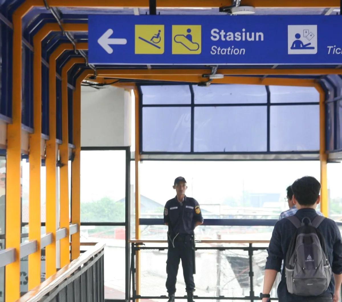 Menhub Budi menuturkan, pemerintah terus mendorong masyarakat beralih ke transportasi massal, untuk mengatasi permasalahan kemacetan, polusi udara, tingginya angka kecelakaan, dan permasalahan lainnya.&nbsp;