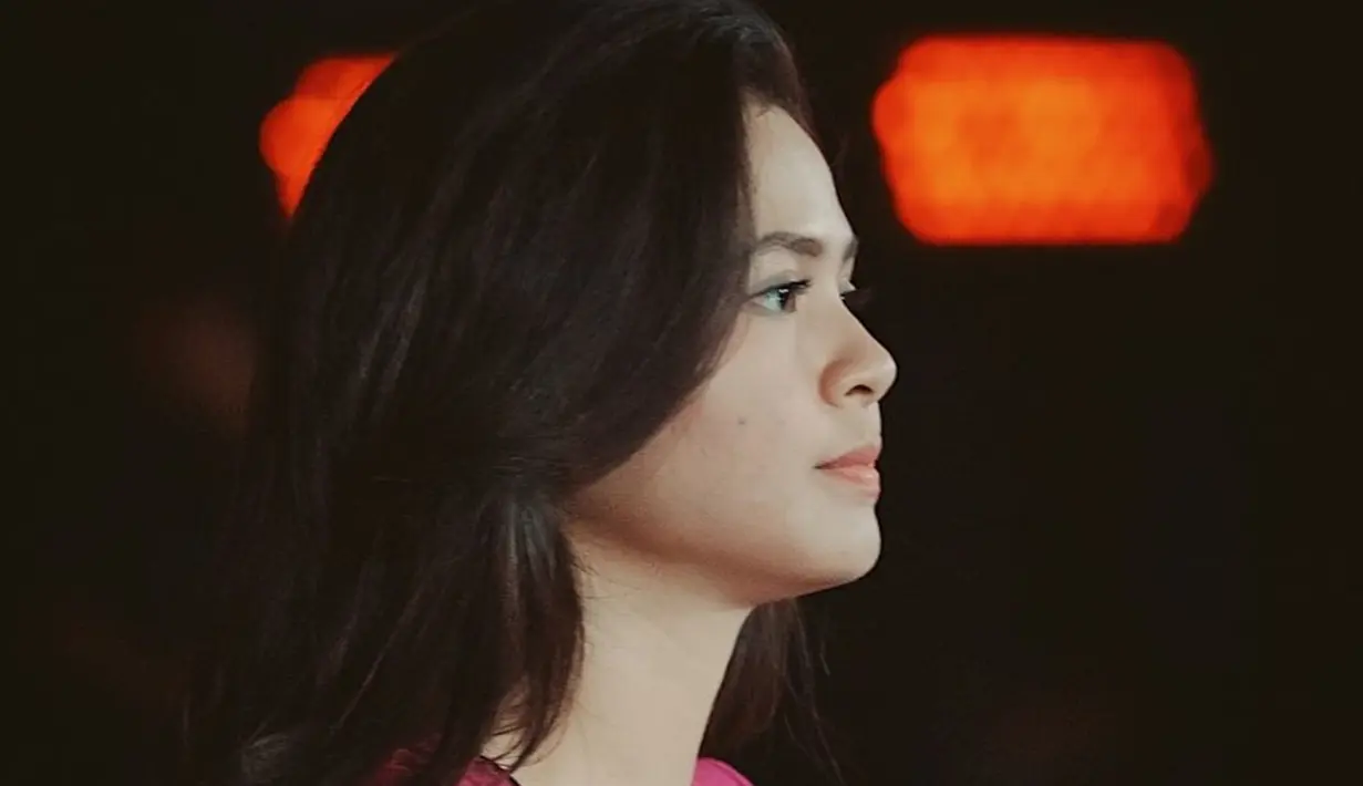 Dengan polesan makeup natural dan tanpa pamer senyum, artis kelahiran Makassar, Sulawesi Selatan ini tetap pancarkan pesonanya. Bulu matanya yang terlihat lentik dari tampak samping ini menjadi daya tariknya tersendiri. Tak sedikit warganet yang memuji aura Maizura yang terpancar dari samping tersebut. (Sumber: Liputan6.com/IG/@maiiizura)