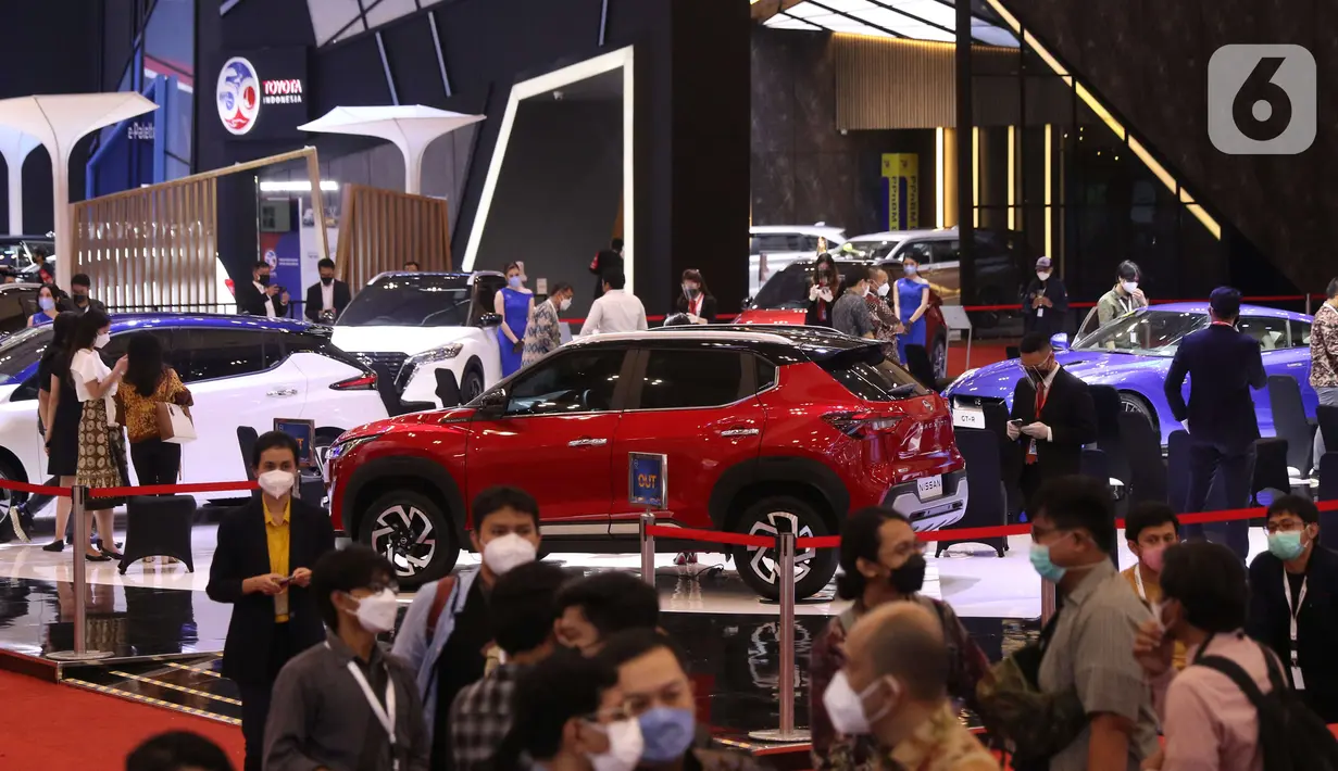 Pengunjung dan undangan memadati area pameran pada pembukaan Gaikindo Indonesia International Auto Show (GIIAS) 2021 di ICE BSD, Banten, Kamis (11/11/2021). Digelar selama 10 hari hingga 21 November 2021, pameran otomotif tahunan ini diikuti oleh 21 merek kendaraan. (Liputan6.com/Angga Yuniar)