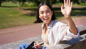 ilustrasi perempuan bahagia/Image by benzoix on Freepik