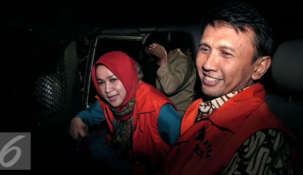 Gubernur Sumatera Utara nonaktif Gatot Pujo Nugroho bersama istrinya Evi Susanti, usai menjalani pemeriksaan KPK, Jakarta, Kamis (20/8/2015). Gatot diperiksa atas kasus dugaan suap kepada hakim dan panitera PTUN Medan. (Liputan6.com/Yoppy Renato)