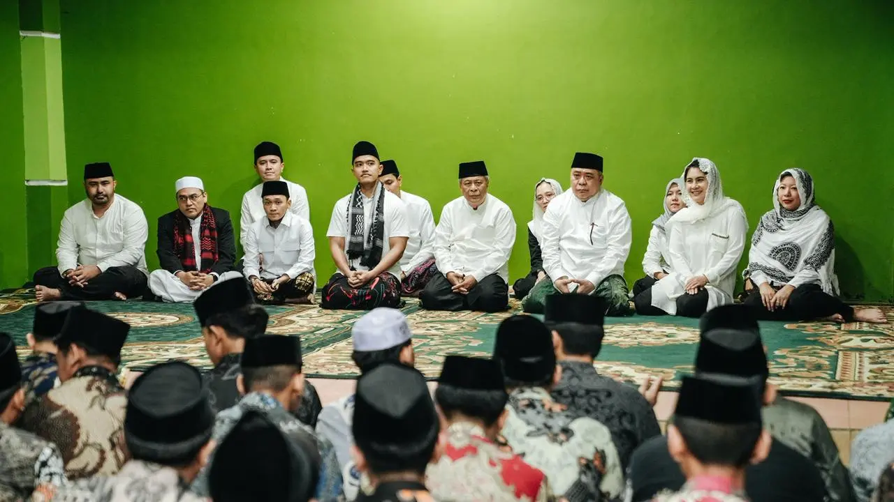 Ketua Umum DPP Partai Solidaritas Indonesia (PSI) Kaesang Pangarep melanjutkan rangkaian Safari Ramadan dengan mengunjungi pimpinan Pondok Pesantren Miftahul Ulum, KH Muhiddin Ishaq, di kawasan Cipete. (Istimewa)