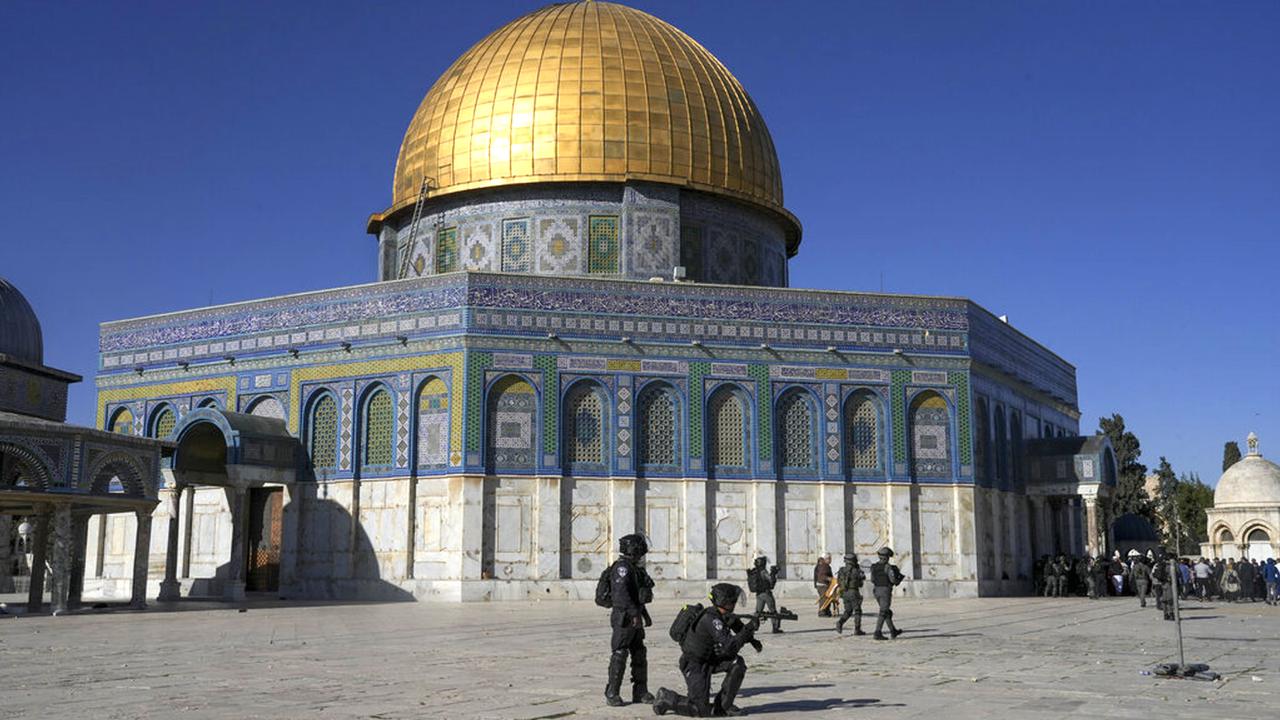 FOTO: Bentrok Warga Palestina dengan Pasukan Keamanan Israel di Kompleks Masjid Al Aqsa