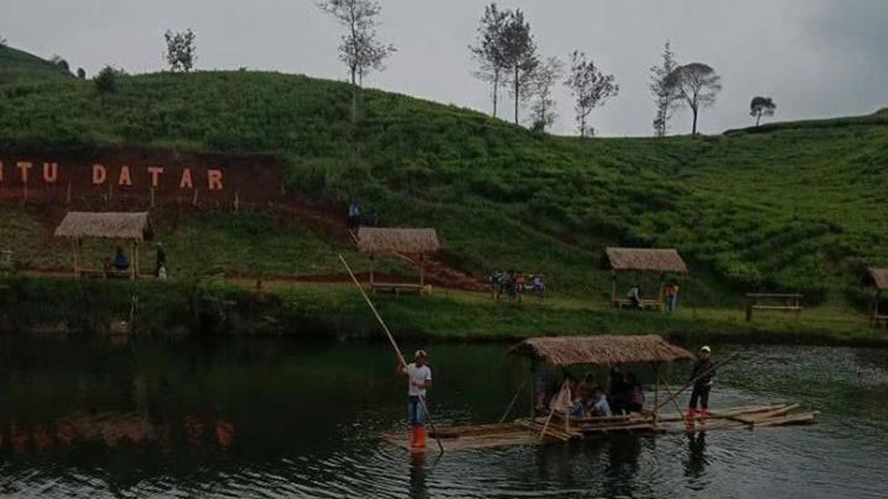 Menaiki perahu getek di Situ Datar