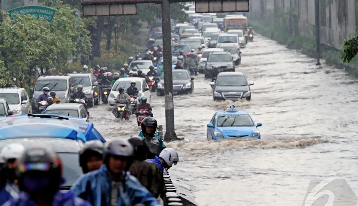 Banjir setinggi lutut orang dewasa itu membuat arus lalu lintas tersendat. Padahal hari ini Persija akan berlaga di Senayan, Jakarta, Jumat (30/5/2014) (Liputan6.com/Faizal Fanani)