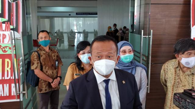 Menteri Kelautan dan Perikanan Edhy Prabowo saat diwawancarai di kampus Unsrat Manado, Selasa (20/10/2020).