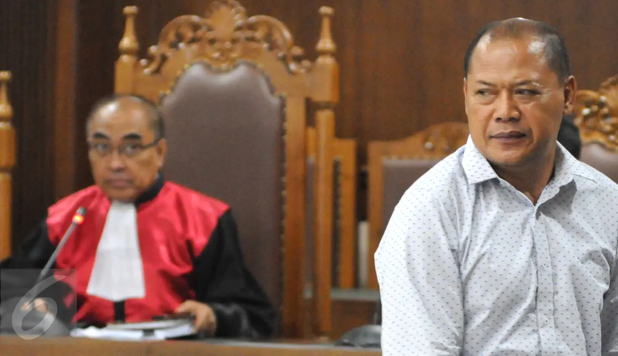 Majelis hakim menjatuhkan hukuman penjara 4 tahun dan denda Rp 100 juta subsider 2 bulan kurungan kepada I Made Meregawa karena terbukti korupsi pengadaan alkes di Universitas Udayana anggaran 2009, Jakarta, Rabu (20/1/2016). (Liputan6.com/Helmi Afandi)
