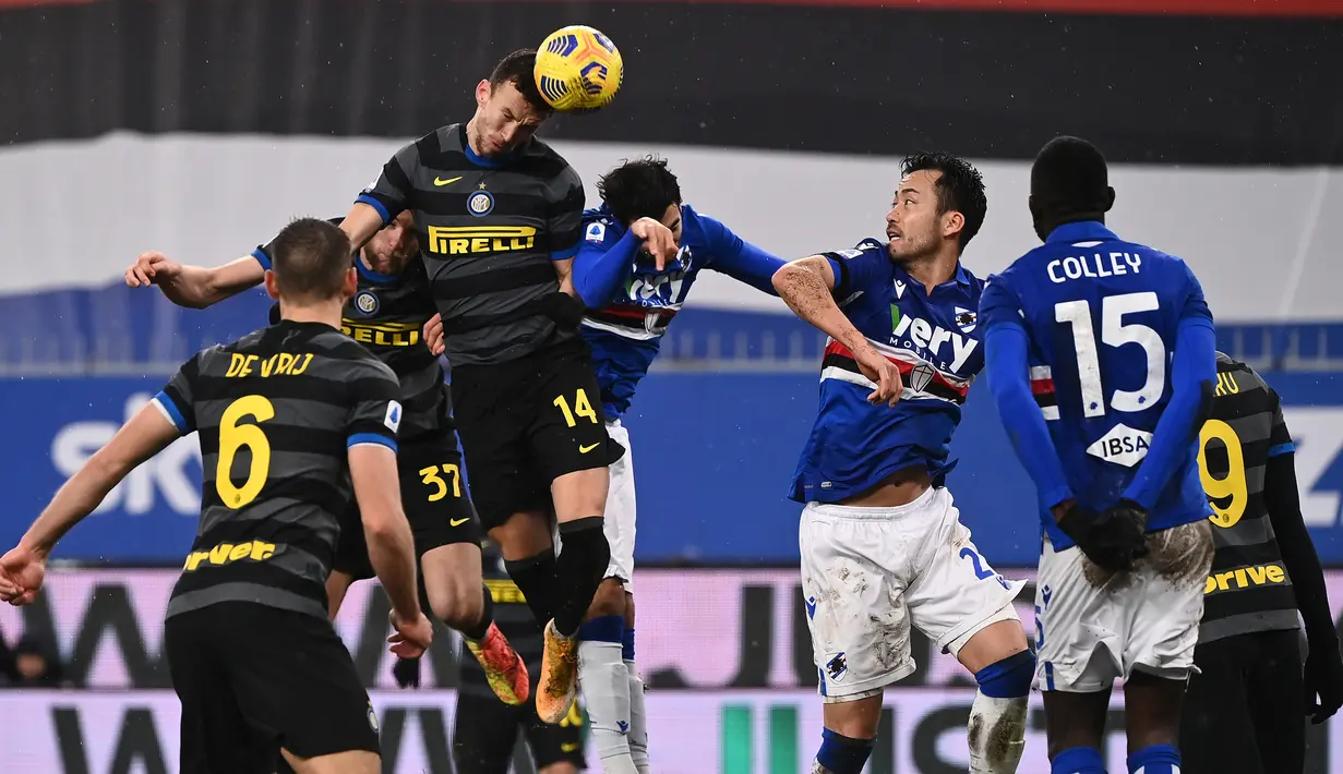 Gelandang Inter Milan, Ivan Perisic (tengah) memenangi duel udara dengan para pemain Sampdoria dalam laga lanjutan Liga Italia 2020/21 pekan ke-16 di Luigi Ferrari Stadium, Rabu (6/1/2021). Inter Milan kalah 1-2 dari Sampdoria. (AFP/Marco Bertorello)