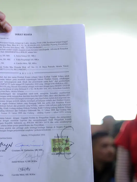 "Kami sampaikan secara tegas, Ario Kiswinar Teguh adalah anak sah dari perkawinan yang sah ibu Ariyani Soenarto dengan Bapak Mario Teguh. Dibuktikan dengan akta-akta otentik," kata Ferry H. Amahorseya, Kamis (22/9/2016). (Deki Prayoga/Bintang.com)