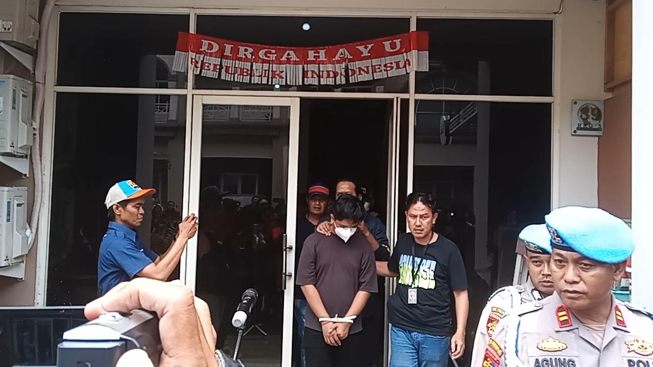 Polisi Geledah Ruko di Bekasi, Diduga 'Kantor' Judi Online Pegawai Komdigi
