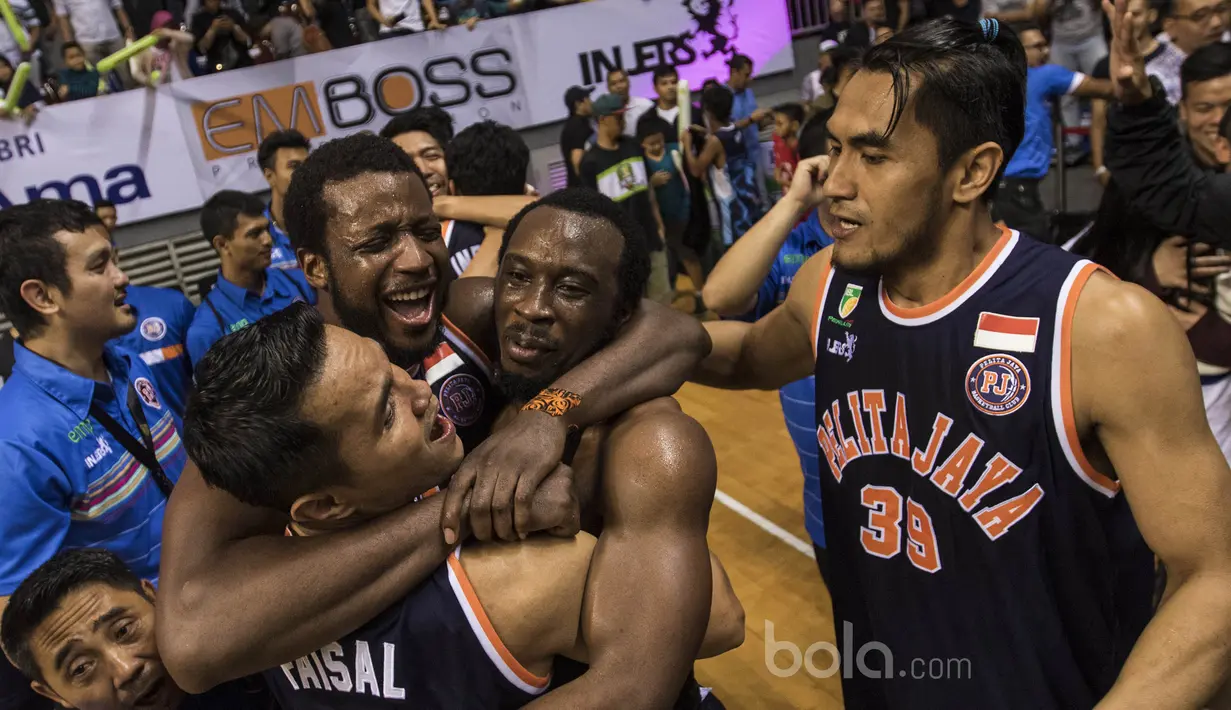 Para pemain Pelita Jaya merayakan gelar juara IBL 2017 usai menaklukkan Satria Muda 72-62 di GOR Britama Arena, Jakarta, Minggu (7/5/2017). PJ menang 2-1 atas Satria Muda. (Bola.com/Vitalis Yogi Trisna)